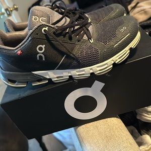 Women’s On Cloud Size 8